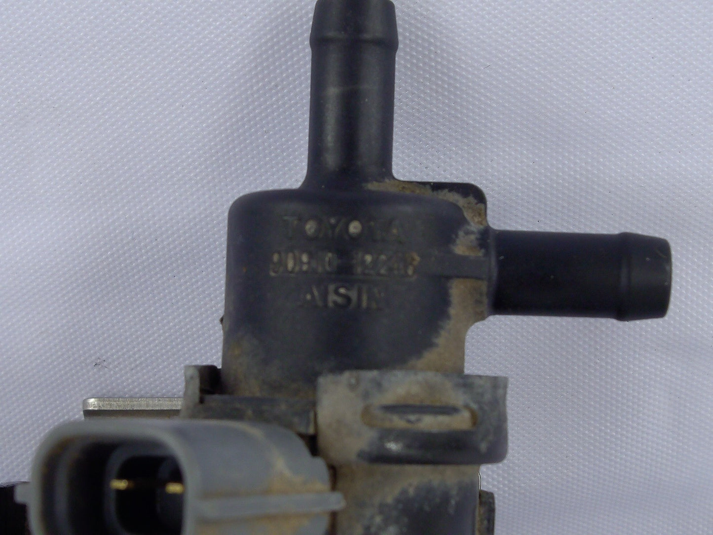 2001-2005 Toyota Sequoia Vacuum Switching Valve 90910-12246 OEM