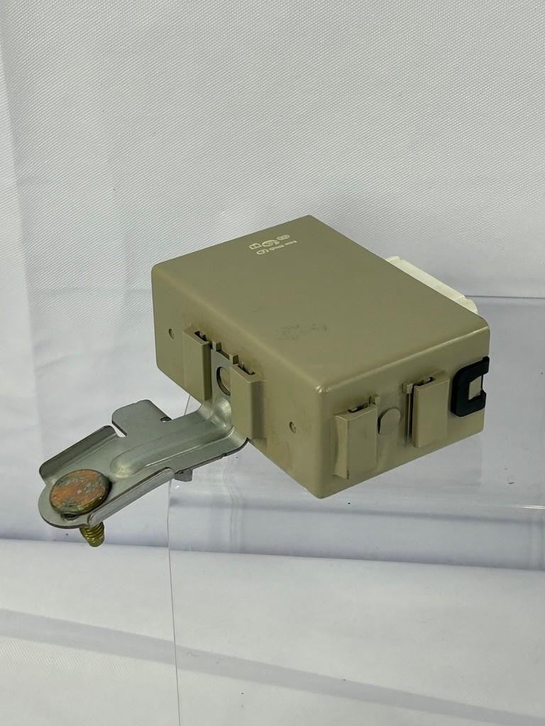 2001-2004 Toyota Sequoia Towing Converter Relay 81985-34010 OEM