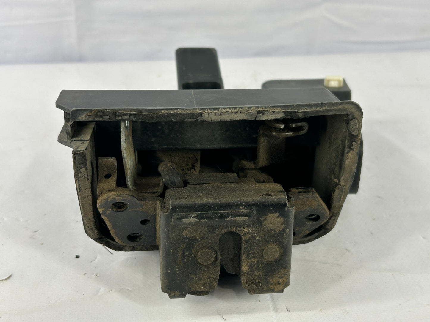 2001-2007 Toyota Sequoia Rear Trunk Liftgate Latch Lock Actuator OEM 69301-0C010