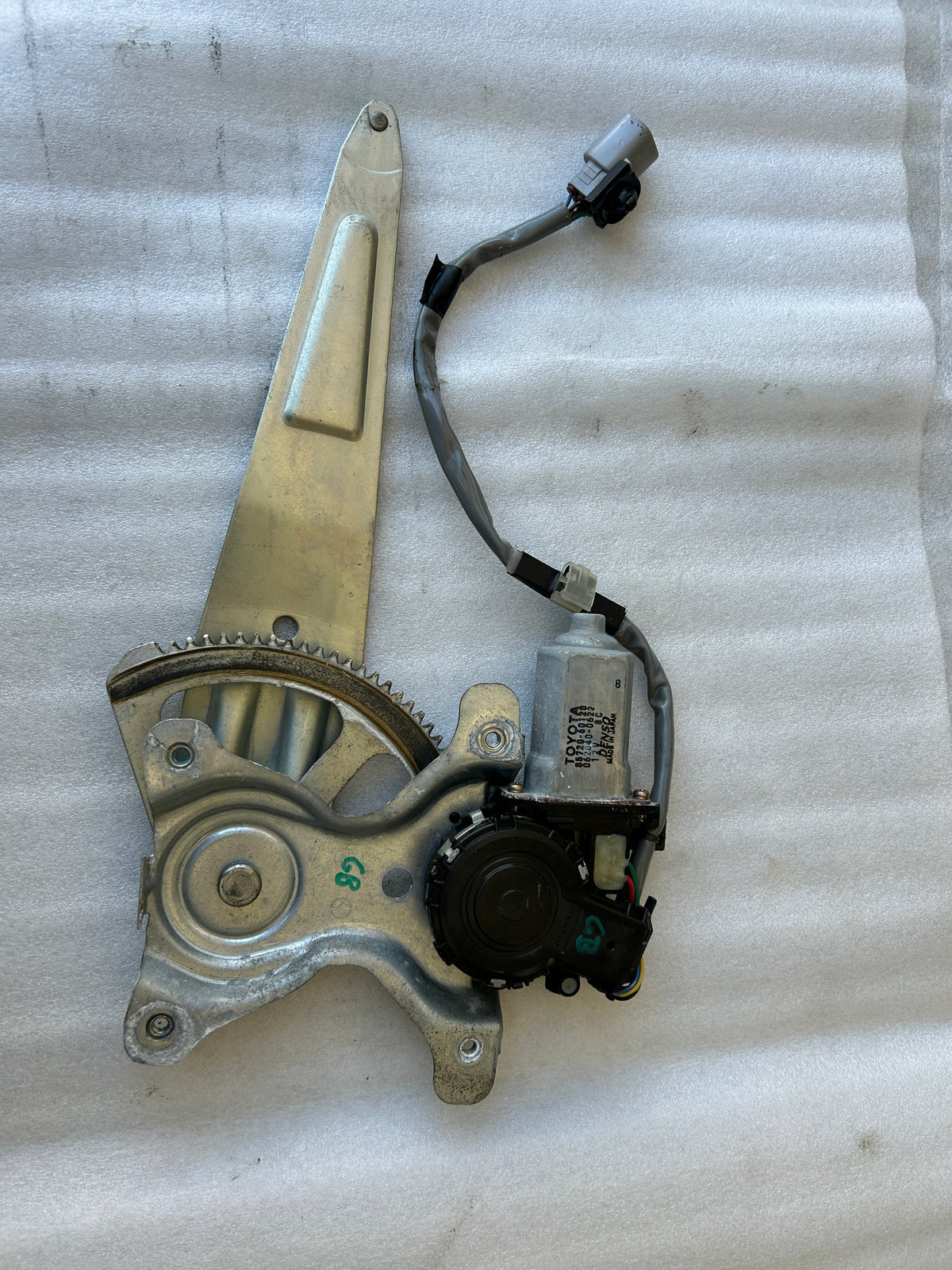 1998-2007 Lexus LX470 Rear Right Door Window Regulator and Motor OEM 69804-60060