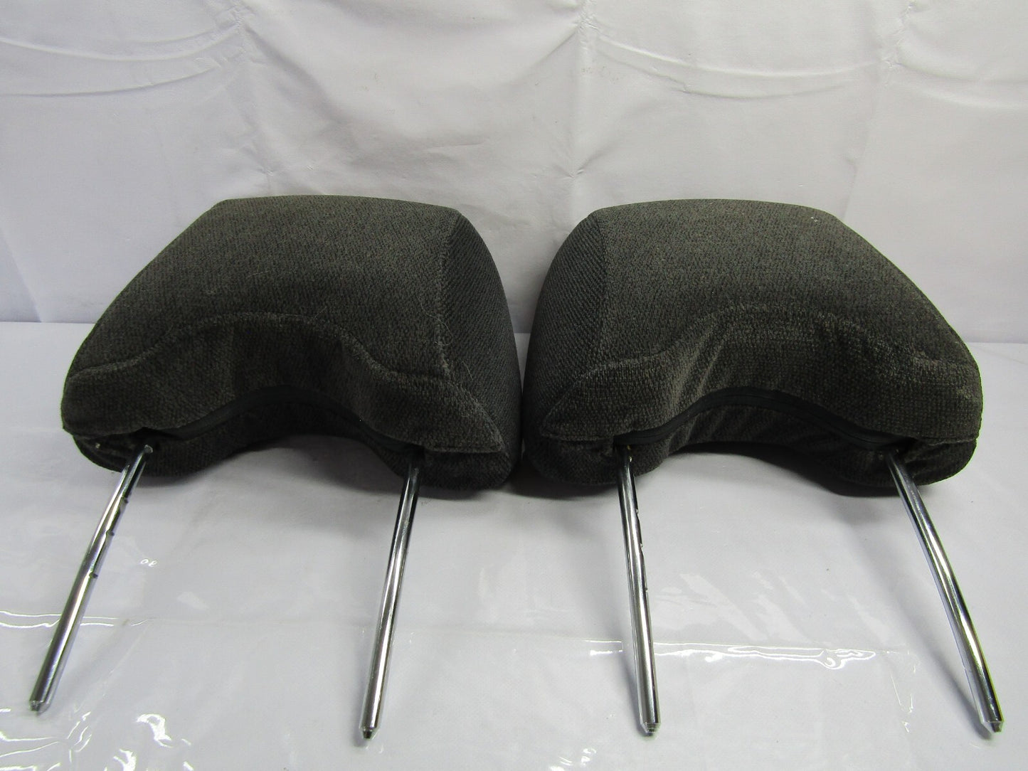 2000-2004 Subaru Outback Front Head Rest Set Gray Cloth OEM