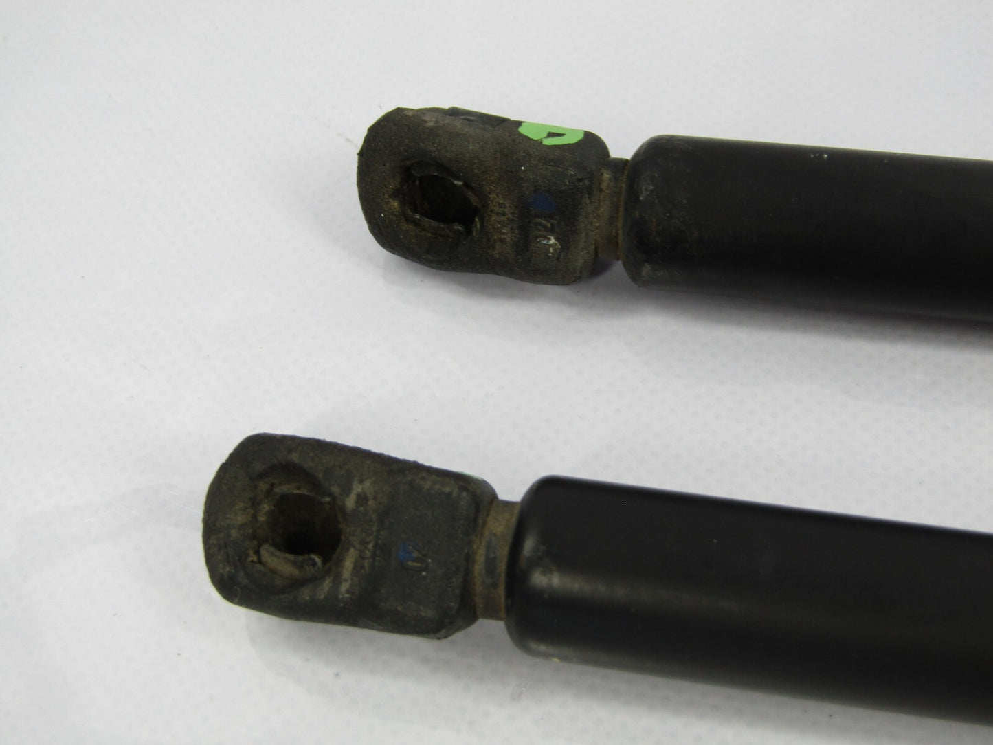 2001-2007 Toyota Sequoia Rear Liftgate Left Right Strut Shock Lift Cylinder Pair