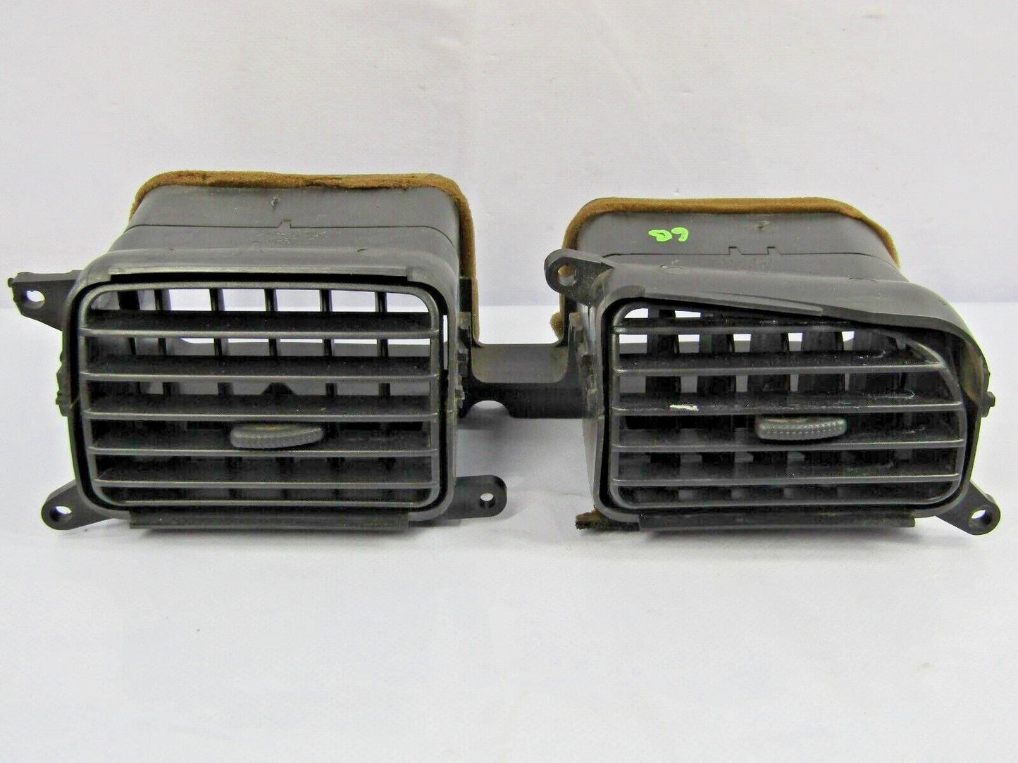 2000-2004 Subaru Outback Legacy A/C Center Heater Air Vent OEM