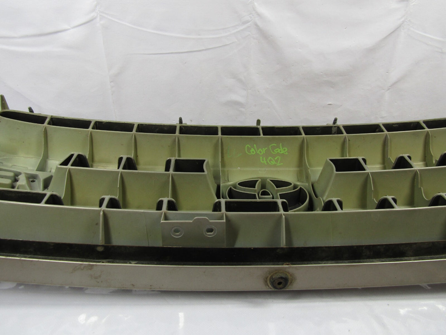 2001-2004 Toyota Sequoia Front Grill Grille Desert Sand Metallic 4Q2 OEM
