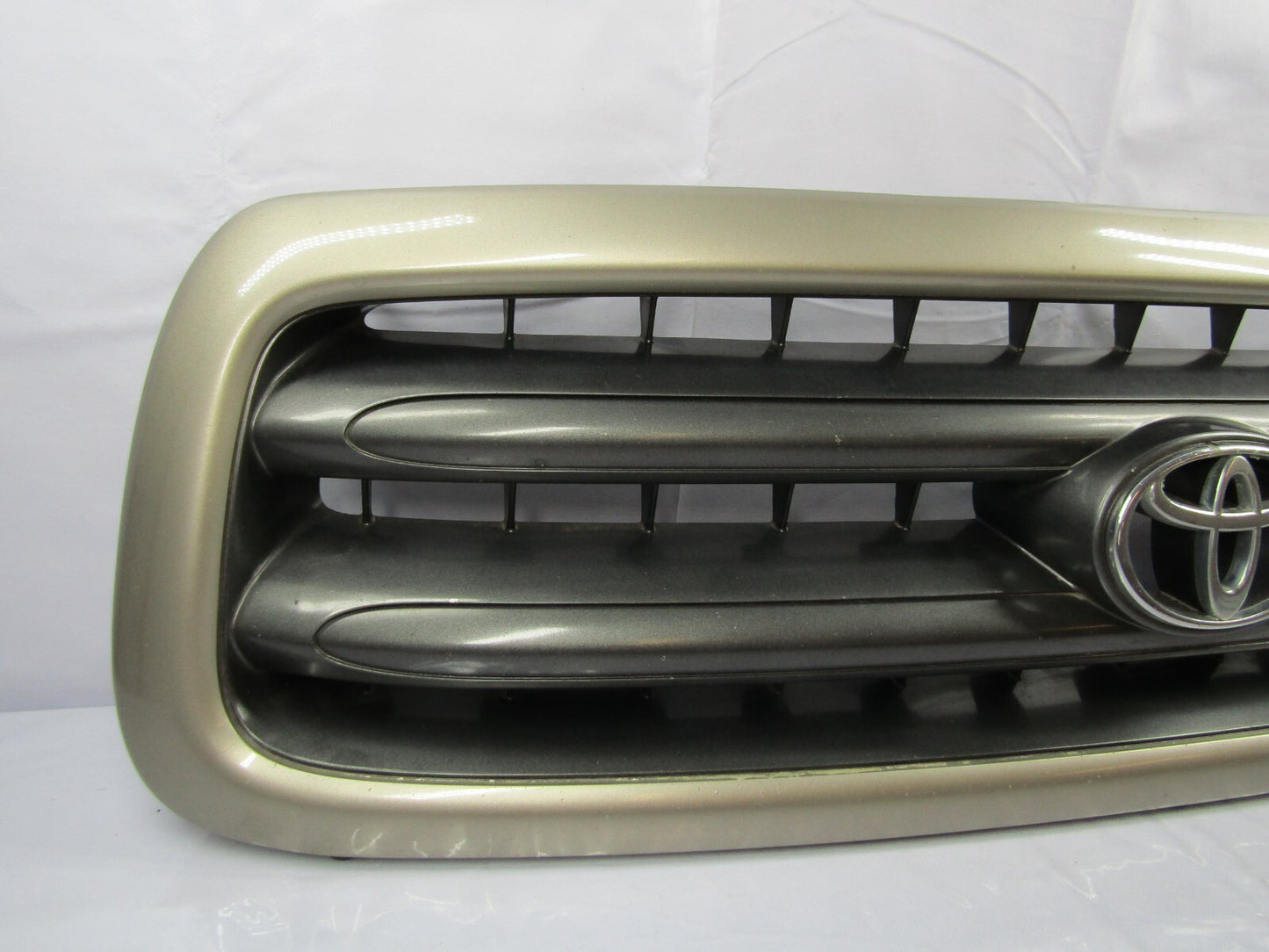 2001-2004 Toyota Sequoia Front Grill Grille Desert Sand Metallic 4Q2 OEM