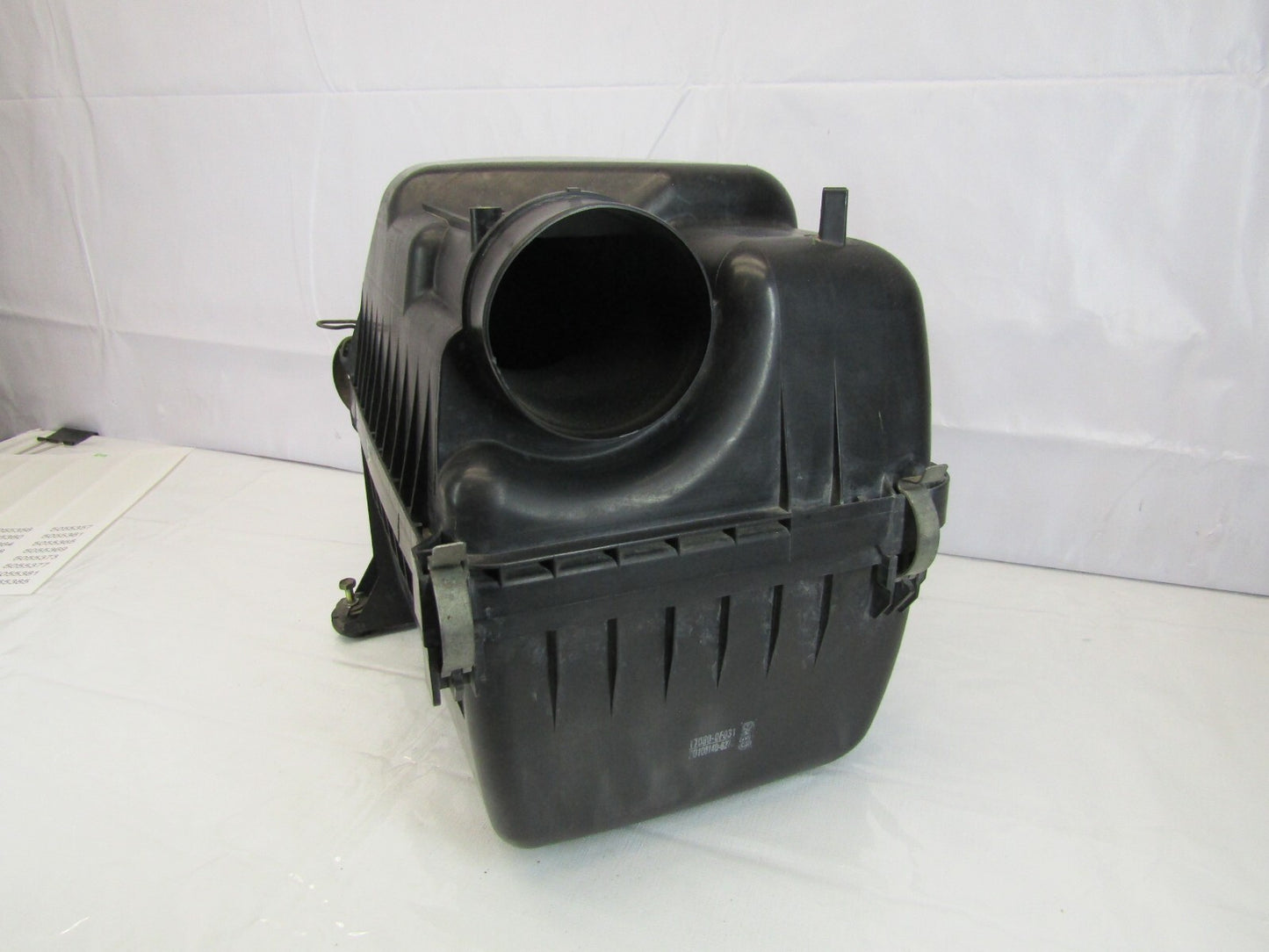 2001-2004 Toyota Sequoia Air Filter Cleaner 17705-0F011 Cover Assembly OEM