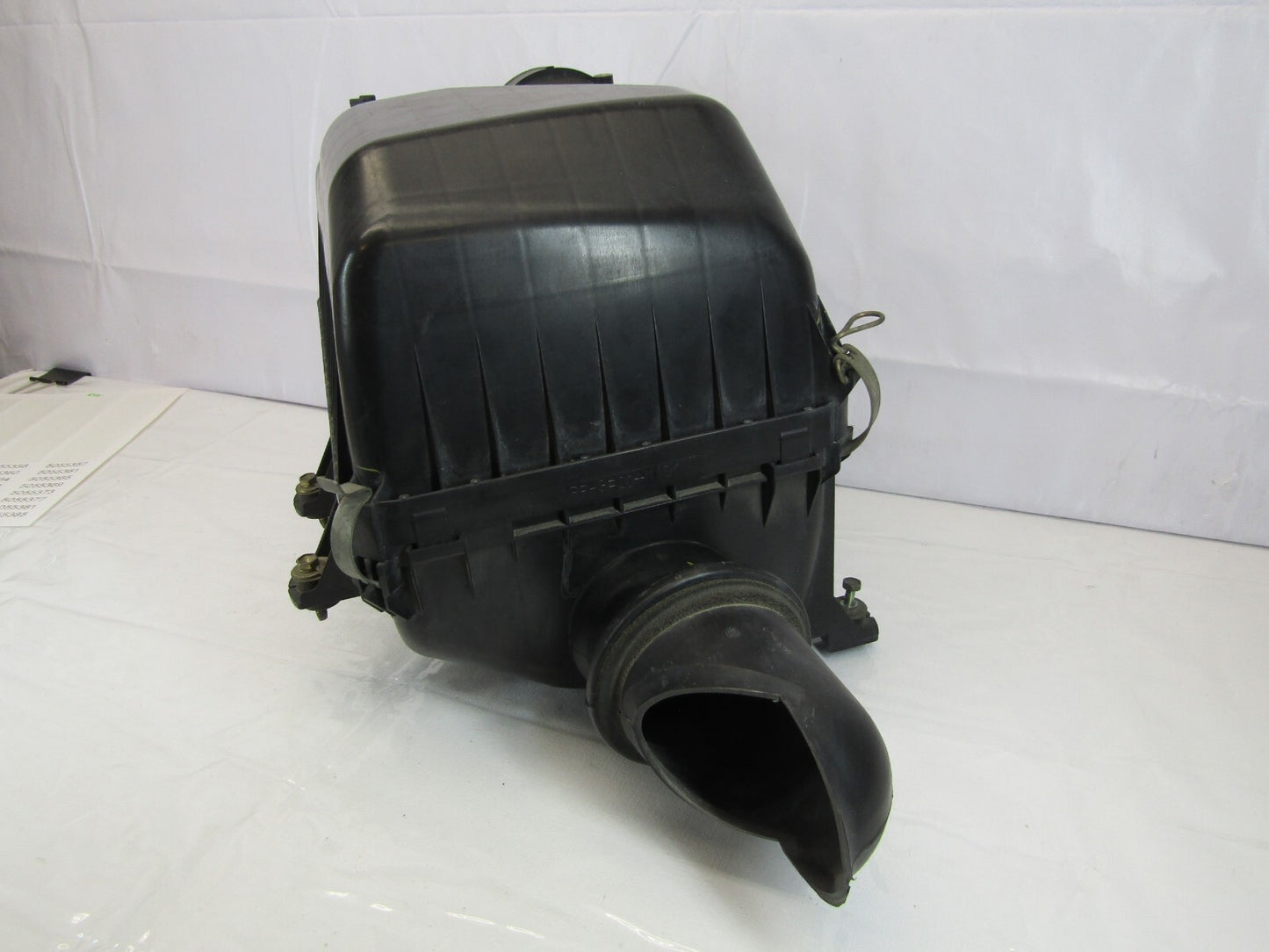 2001-2004 Toyota Sequoia Air Filter Cleaner 17705-0F011 Cover Assembly OEM