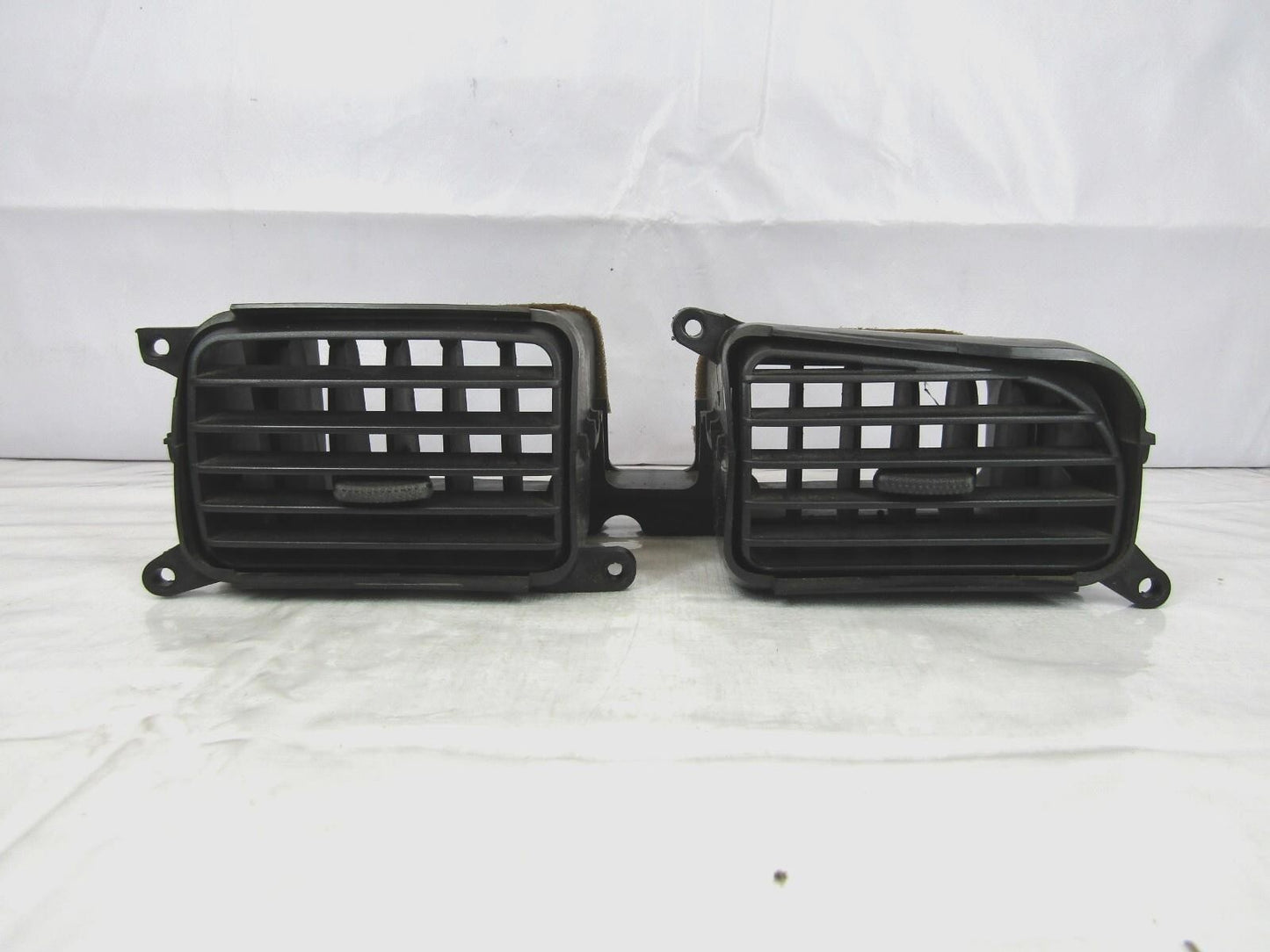 2000-2004 Subaru Outback Legacy A/C Center Heater Air Vent OEM