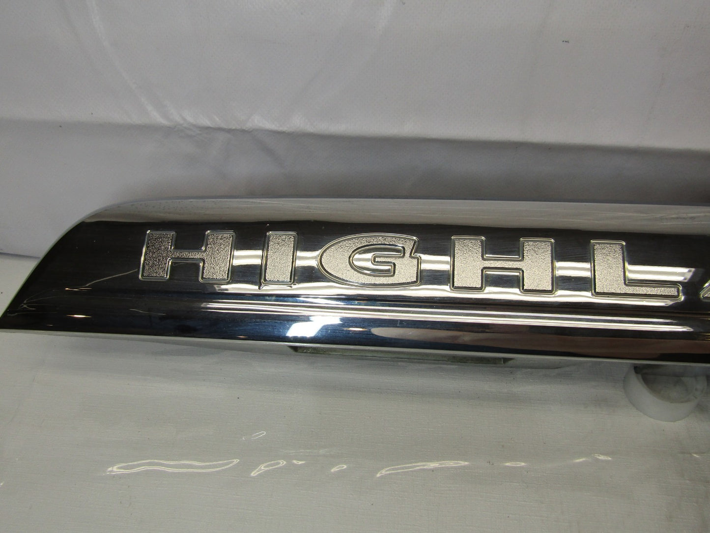 2009-2010 Toyota Highlander Rear Emblem Smart Lock 82184-48400 OEM