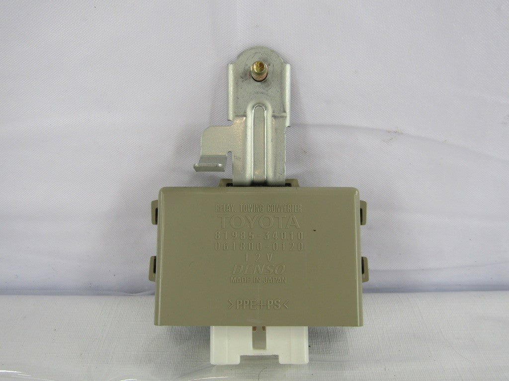 2001-2004 Toyota Sequoia Towing Converter Relay 81985-34010 OEM