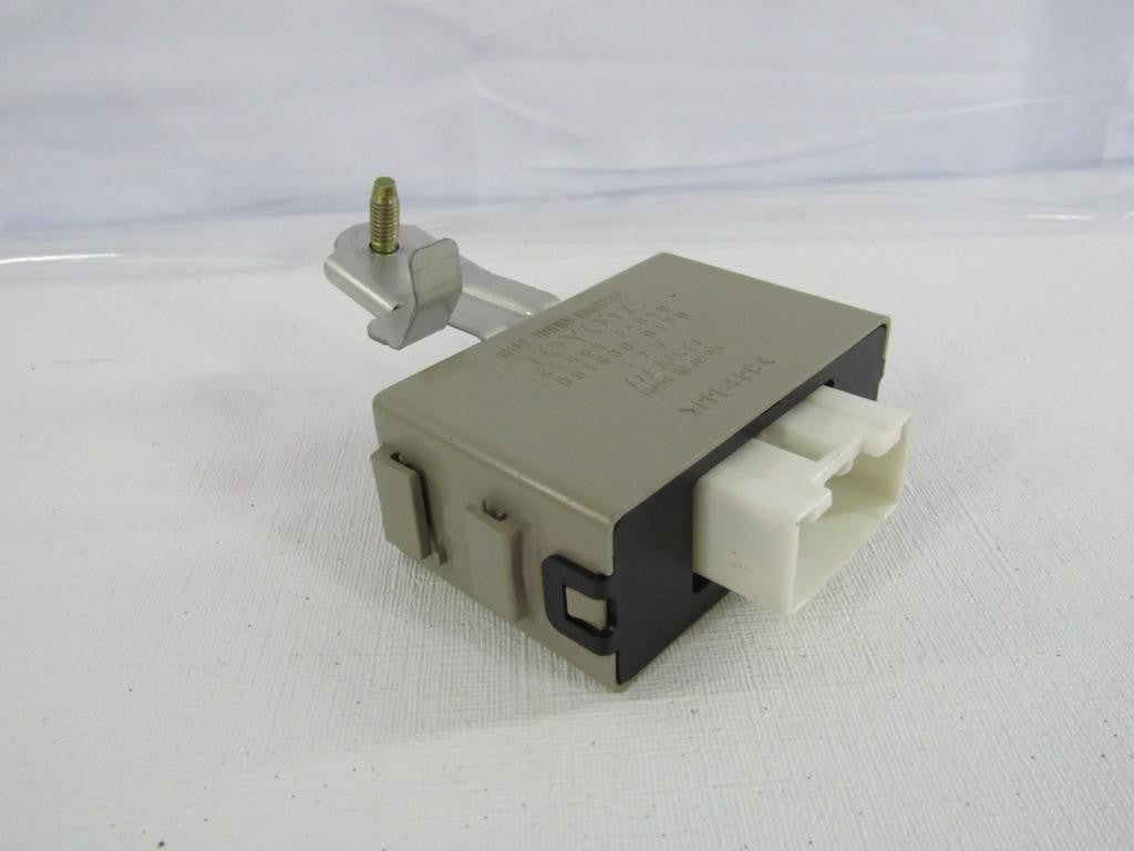 2001-2004 Toyota Sequoia Towing Converter Relay 81985-34010 OEM