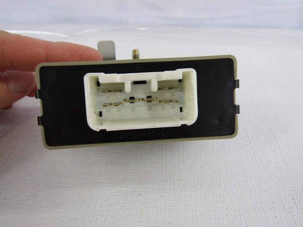 2001-2004 Toyota Sequoia Towing Converter Relay 81985-34010 OEM
