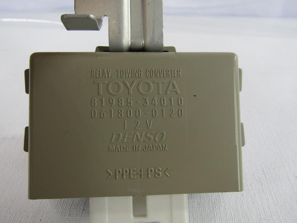 2001-2004 Toyota Sequoia Towing Converter Relay 81985-34010 OEM