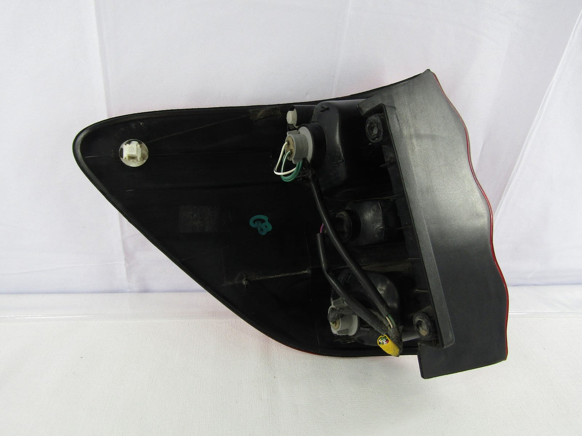 2001-2004 Toyota Sequoia Right Rear Outer Tail Light Assembly 815500C020