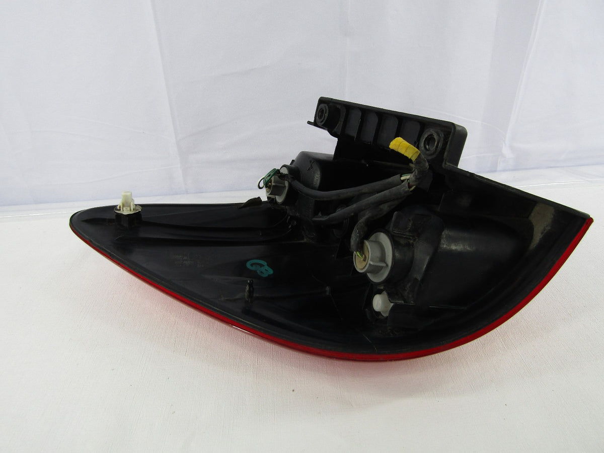 2001-2004 Toyota Sequoia Right Rear Outer Tail Light Assembly 815500C020