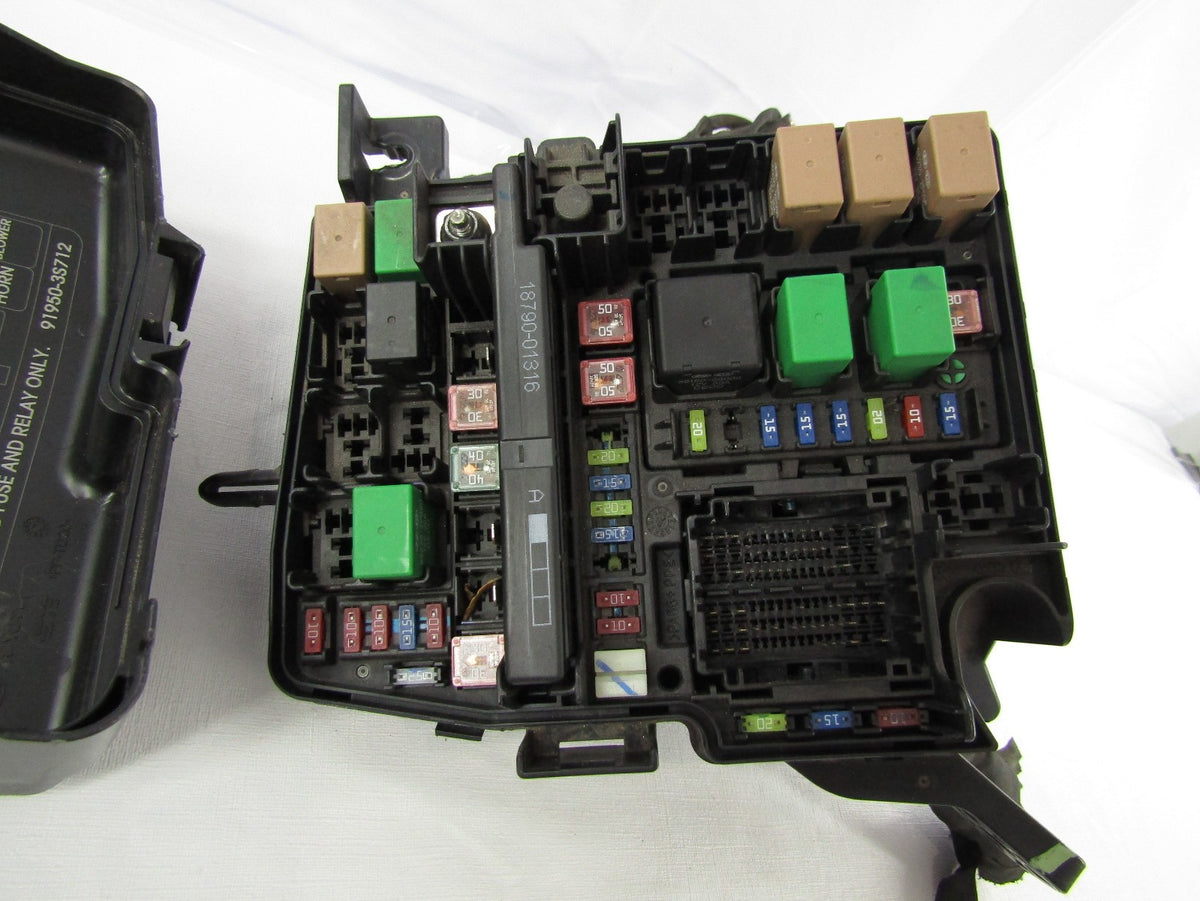 13-15 Hyundai Sonata 2.4L Junction Fuse Box Relay Module and Lid OEM 91950-3S202