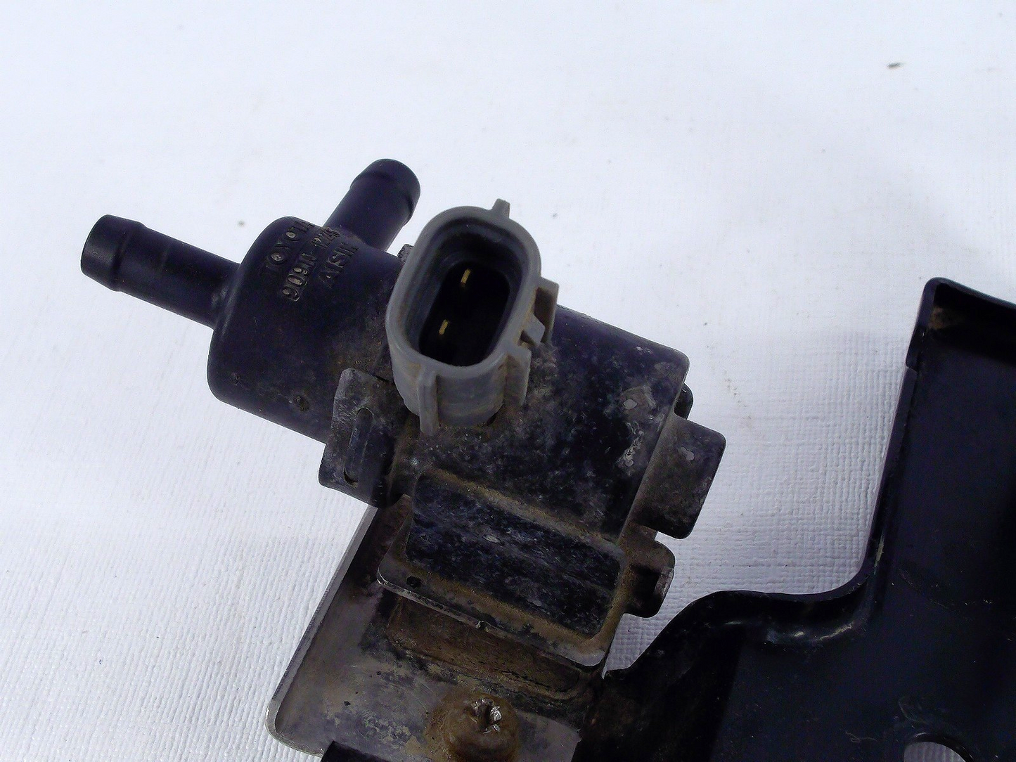 2001-2005 Toyota Sequoia Vacuum Switching Valve 90910-12246 OEM