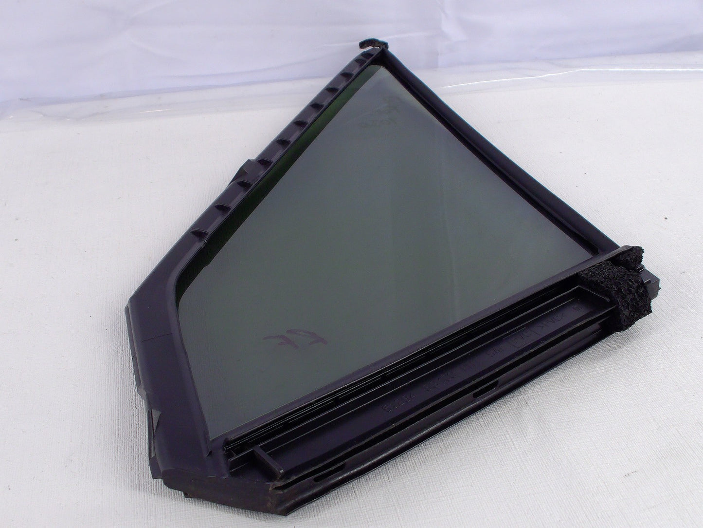 2016-2018 Subaru Forester Right Front Door Partition Glass Window OEM