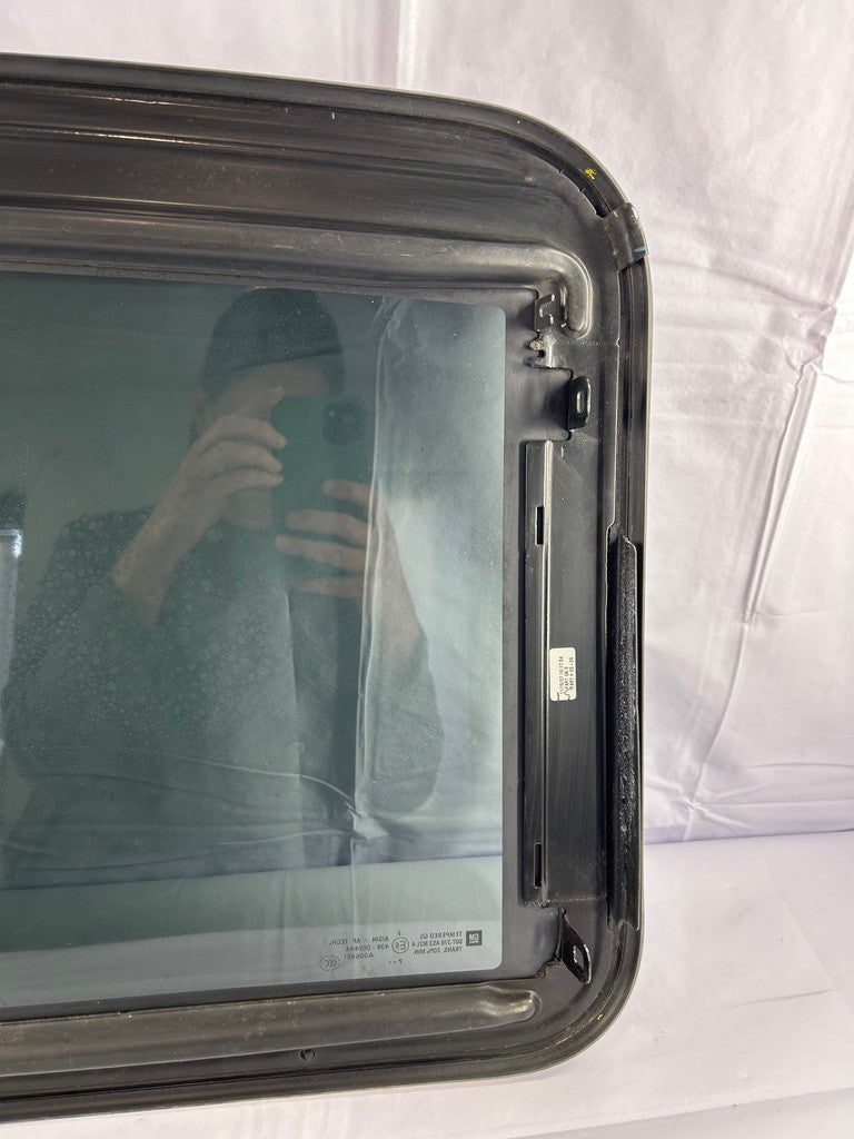 2007-2014 Chevy Suburban Tahoe Sunroof Glass Assembly OEM 22815953