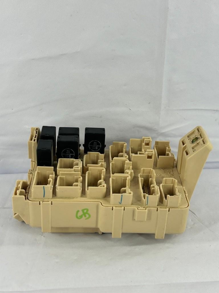 2001-2003 Toyota Sequoia Fuse Box Relay Integration Assembly OEM