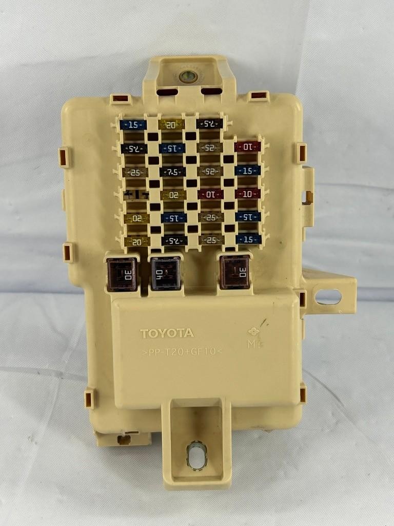2001-2003 Toyota Sequoia Fuse Box Relay Integration Assembly OEM