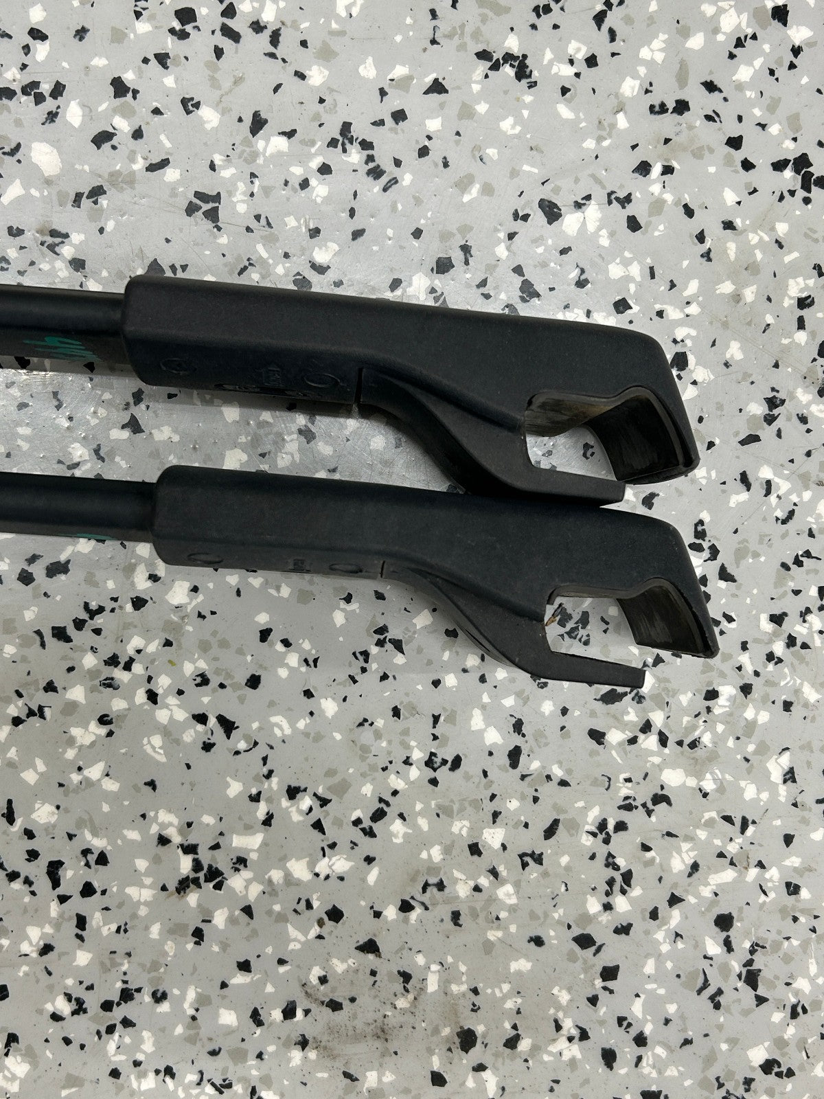 2005-2009 Subaru Outback Roof Rack Crossbar Cross Bars Luggage Aero OEM