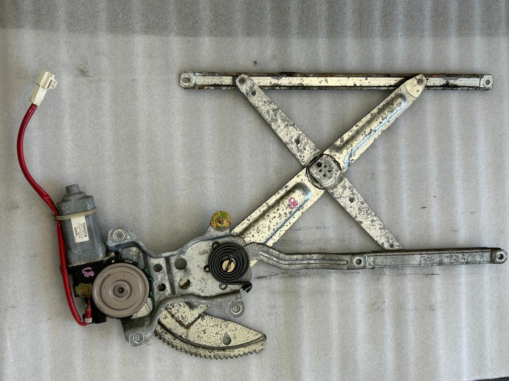 2000-2006 Toyota Tundra Front Right Door Window Regulator Motor 69801-0C010 OEM