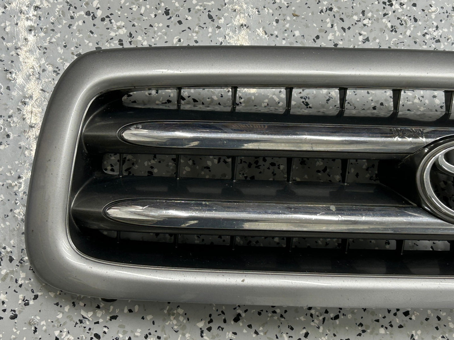 2001-2004 Toyota Sequoia Front Grill Grille Silver 1D6 OEM
