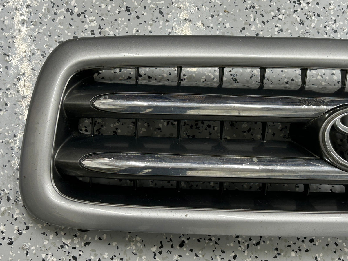 2001-2004 Toyota Sequoia Front Grill Grille Silver 1D6 OEM 53100-0C030