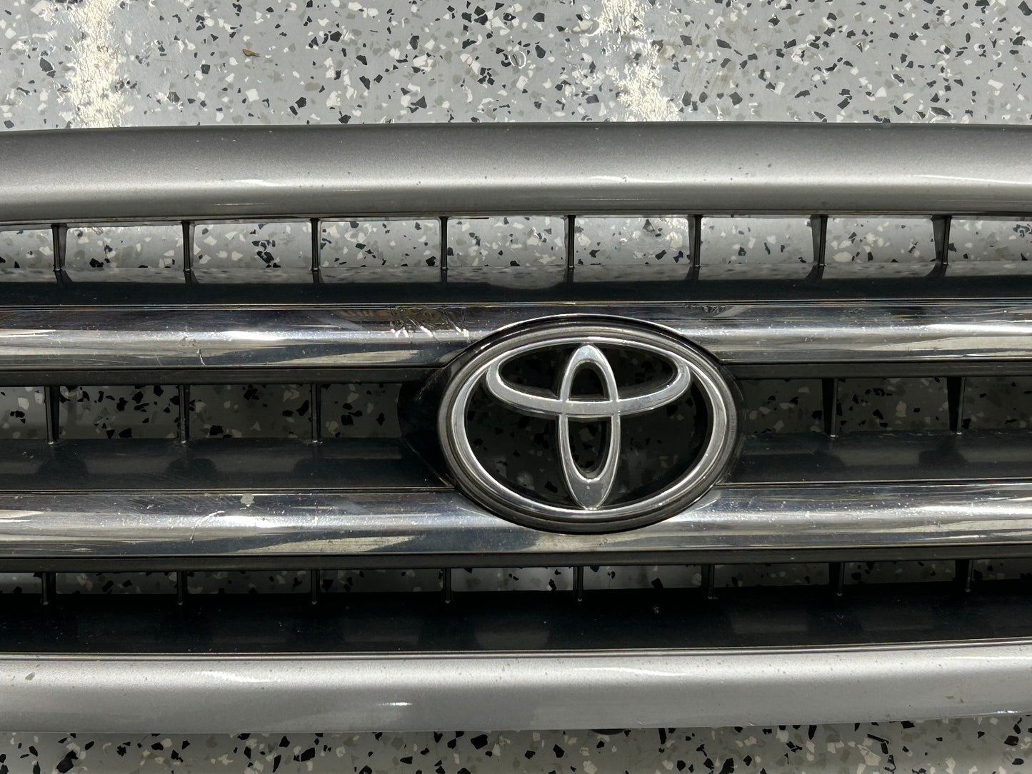 2001-2004 Toyota Sequoia Front Grill Grille Silver 1D6 OEM