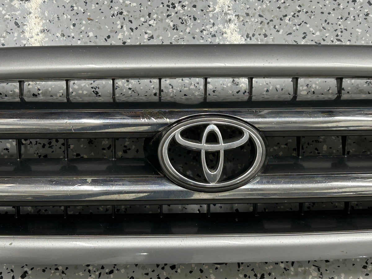 2001-2004 Toyota Sequoia Front Grill Grille Silver 1D6 OEM 53100-0C030