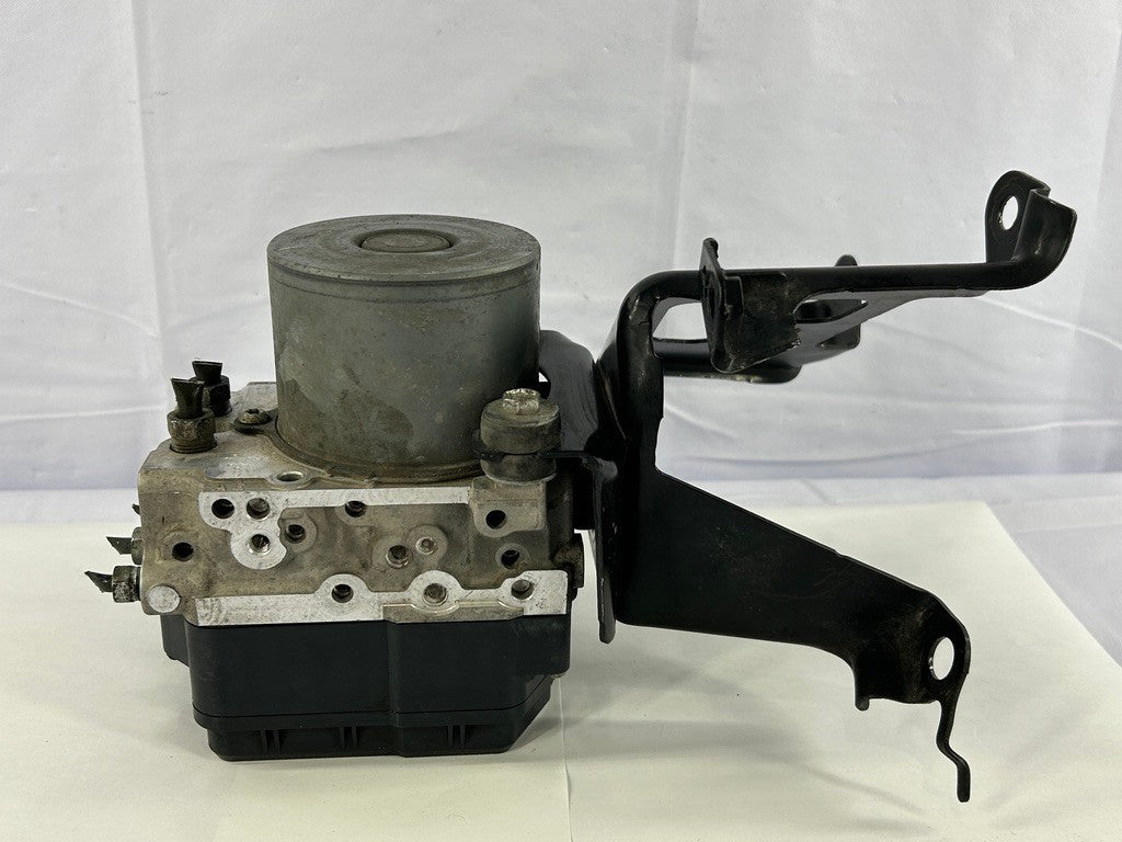 2010 Toyota Highlander ABS Pump Anti Lock Brake Module and Bracket 44540-0E180