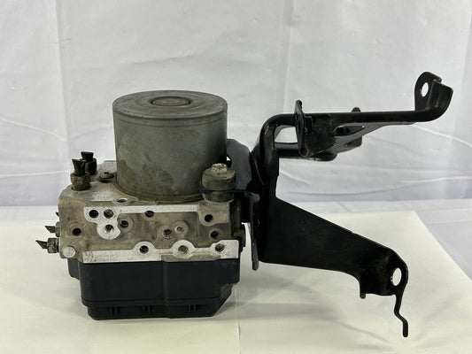 2010 Toyota Highlander ABS Pump Anti Lock Brake Module and Bracket 44540-0E180