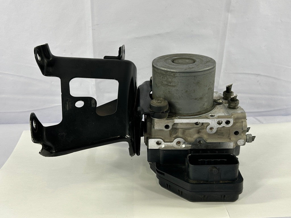 2010 Toyota Highlander ABS Pump Anti Lock Brake Module and Bracket 44540-0E180