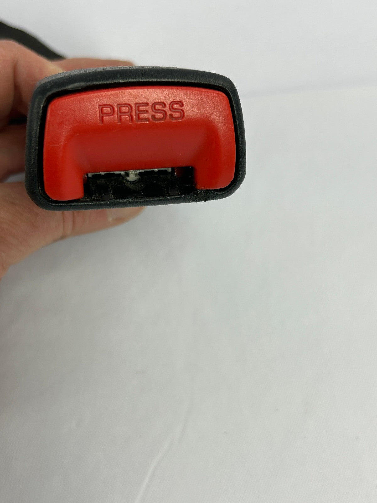 2010-2013 Toyota Highlander 2nd Row Center Seat Belt Buckle Receiver OEM