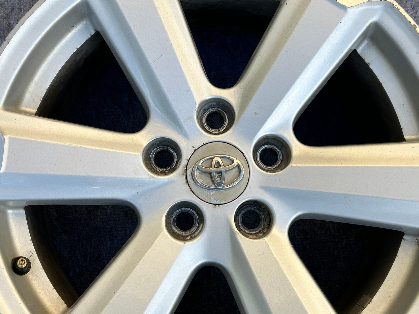 2008-2010 Toyota Highlander 17X7-1/2 Alloy Wheel 6 Spokes 426110E140 OEM