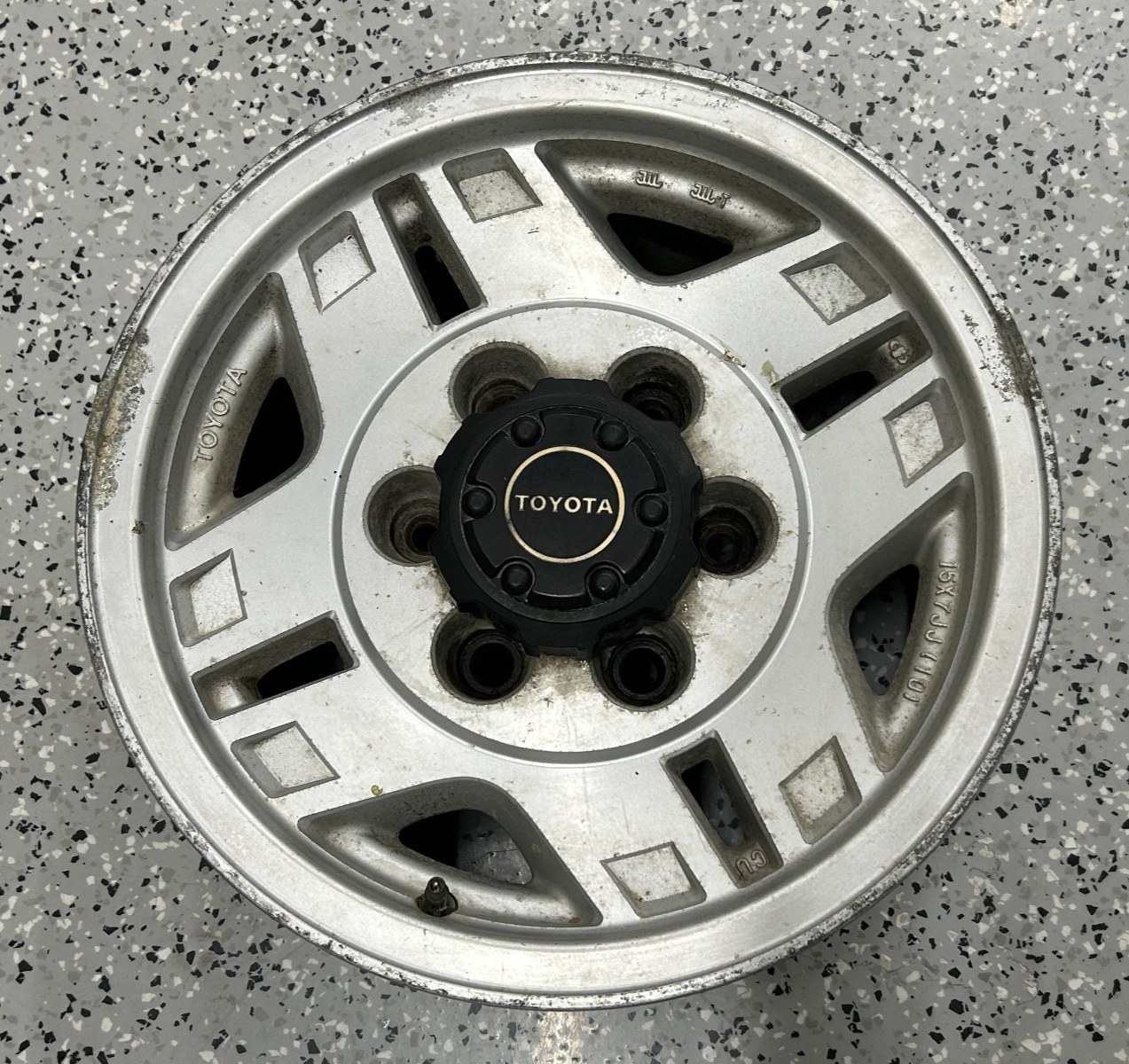 1991-1992 Toyota LAND CRUISER 15x7 Aluminum Alloy Silver 4 Double Spoke 69261