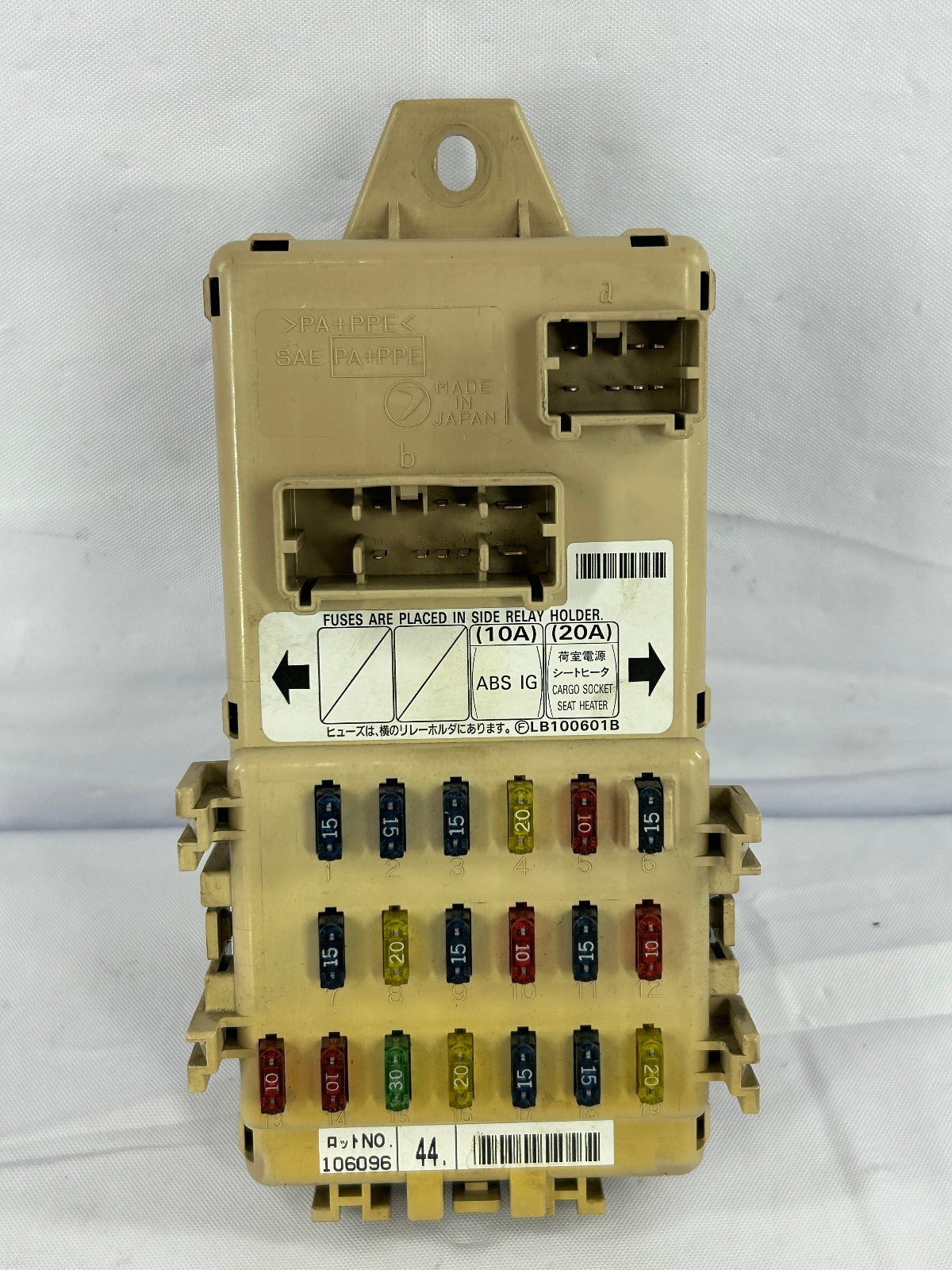 2002-2004 Subaru Forester Fuse Box Relay Junction Box  82201FE000 OEM