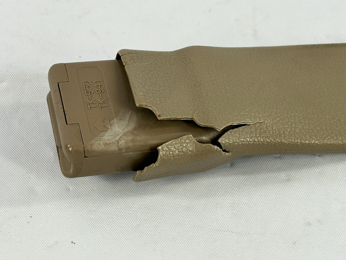 1992-95 Toyota 4Runner Front Right Seat Belt Buckle Receiver OEM 73230-04030-J0