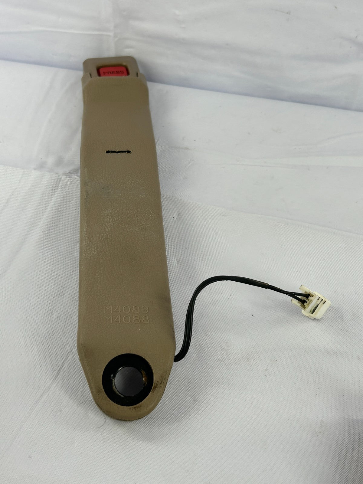 1992-95 Toyota 4Runner Front Left Seat Belt Buckle Receiver OEM 73240-04031-B0
