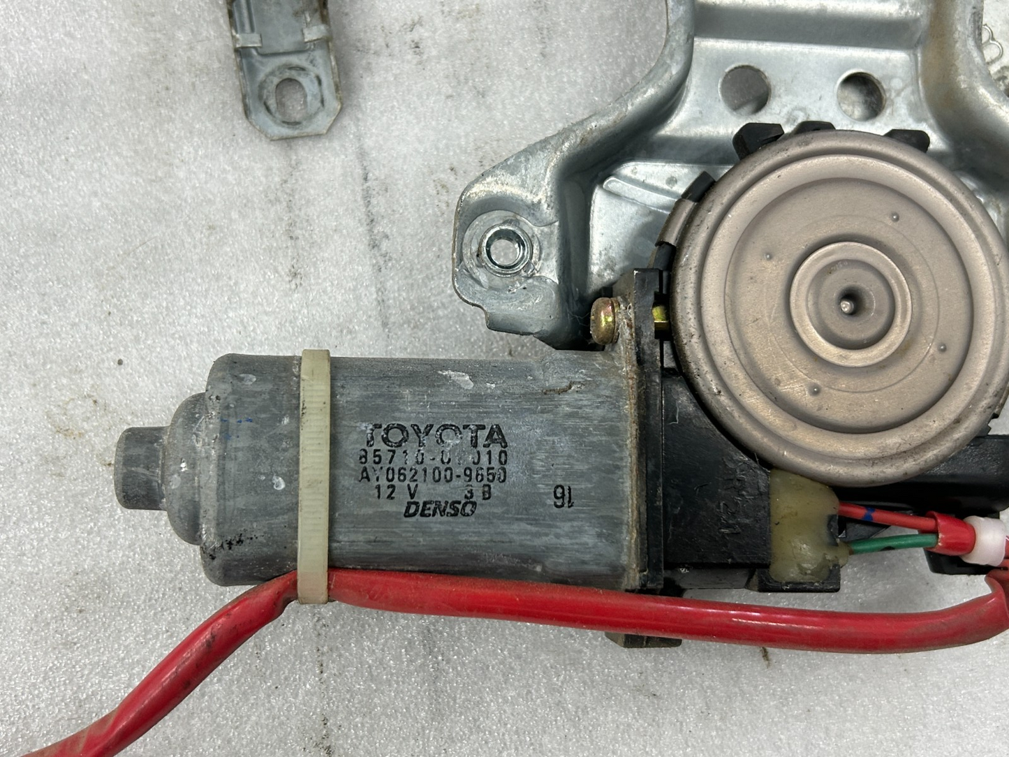 2000-2006 Toyota Tundra Front Right Passenger Window Regulator OEM 69801-0C010