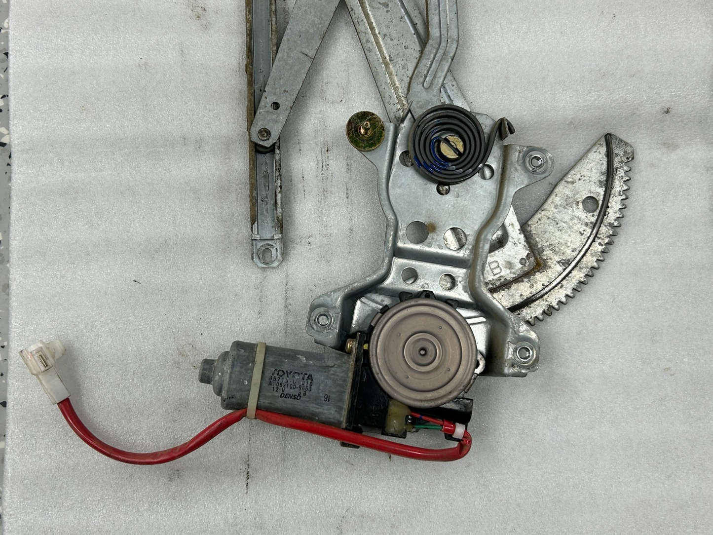 2000-2006 Toyota Tundra Front Right Passenger Window Regulator OEM 69801-0C010