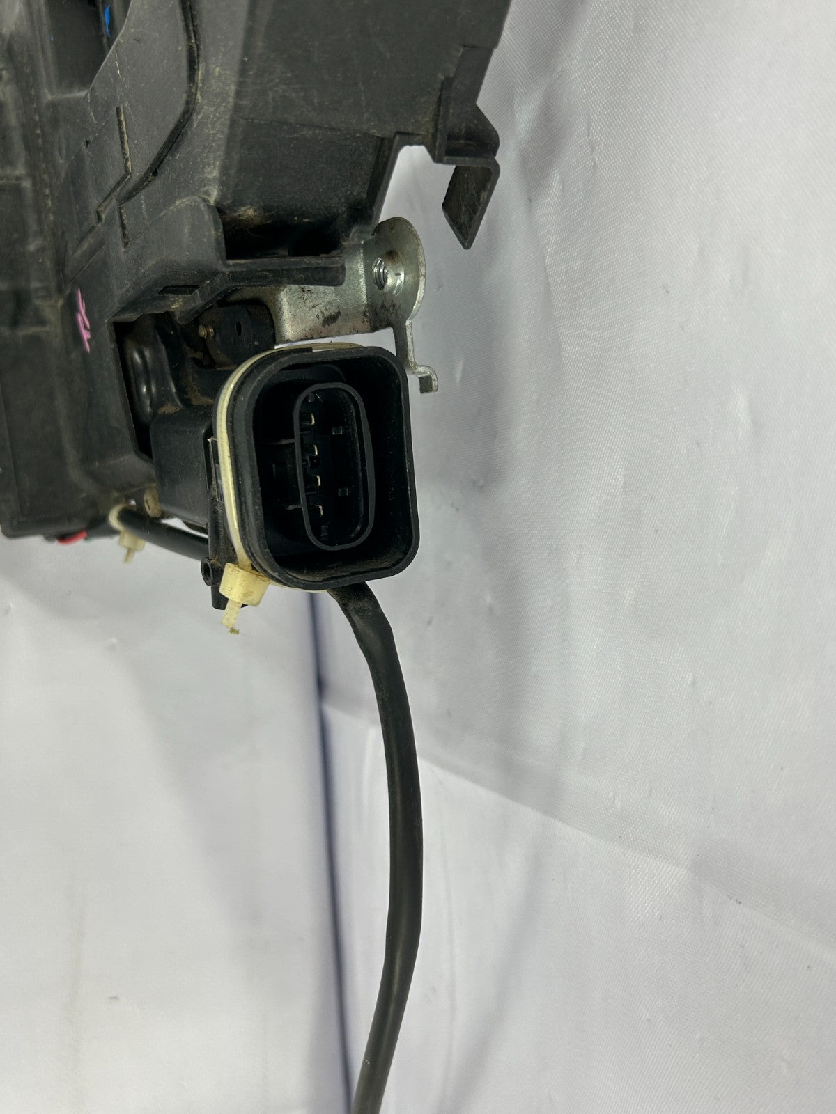 2000-2006 Toyota Tundra Front Right Door Lock Latch Actuator OEM 69030-0C010