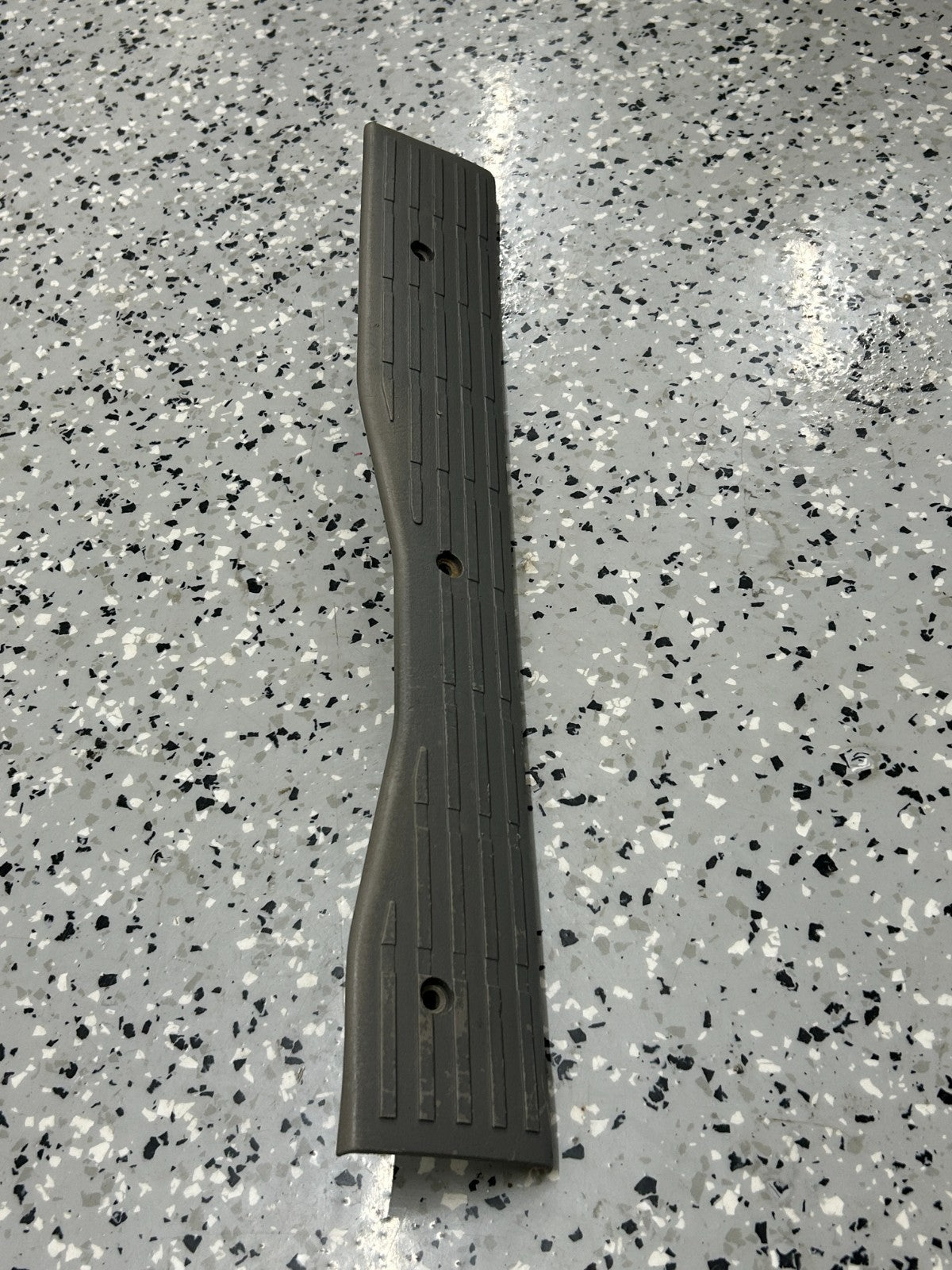 00-06 Toyota Tundra Rear Right Door Sill Scuff Plate Gray Trim 67925-0C010-B1