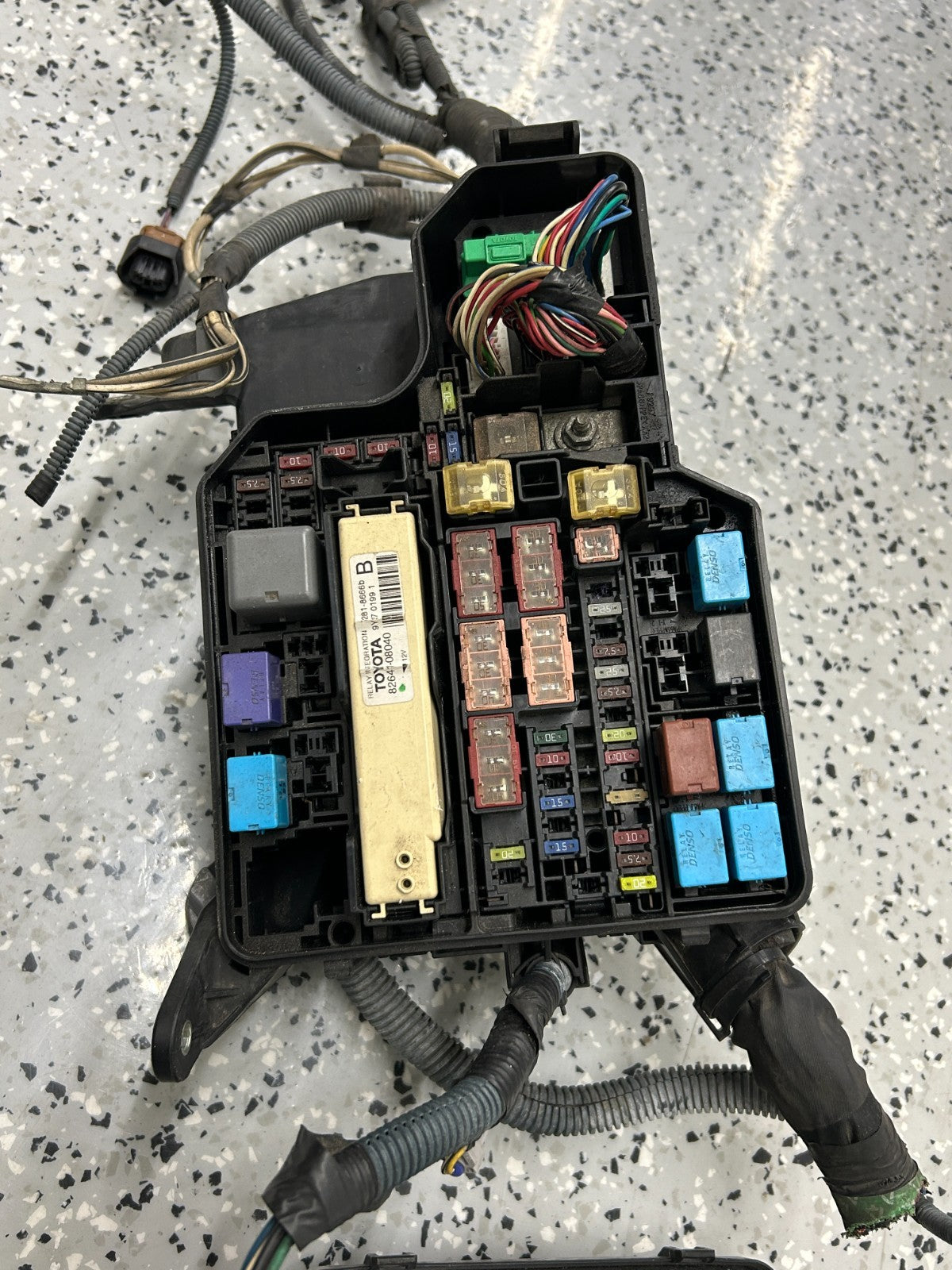 2011 Toyota Sienna Engine Compartment Fuse Box Relay Block Module OE 82641-08040