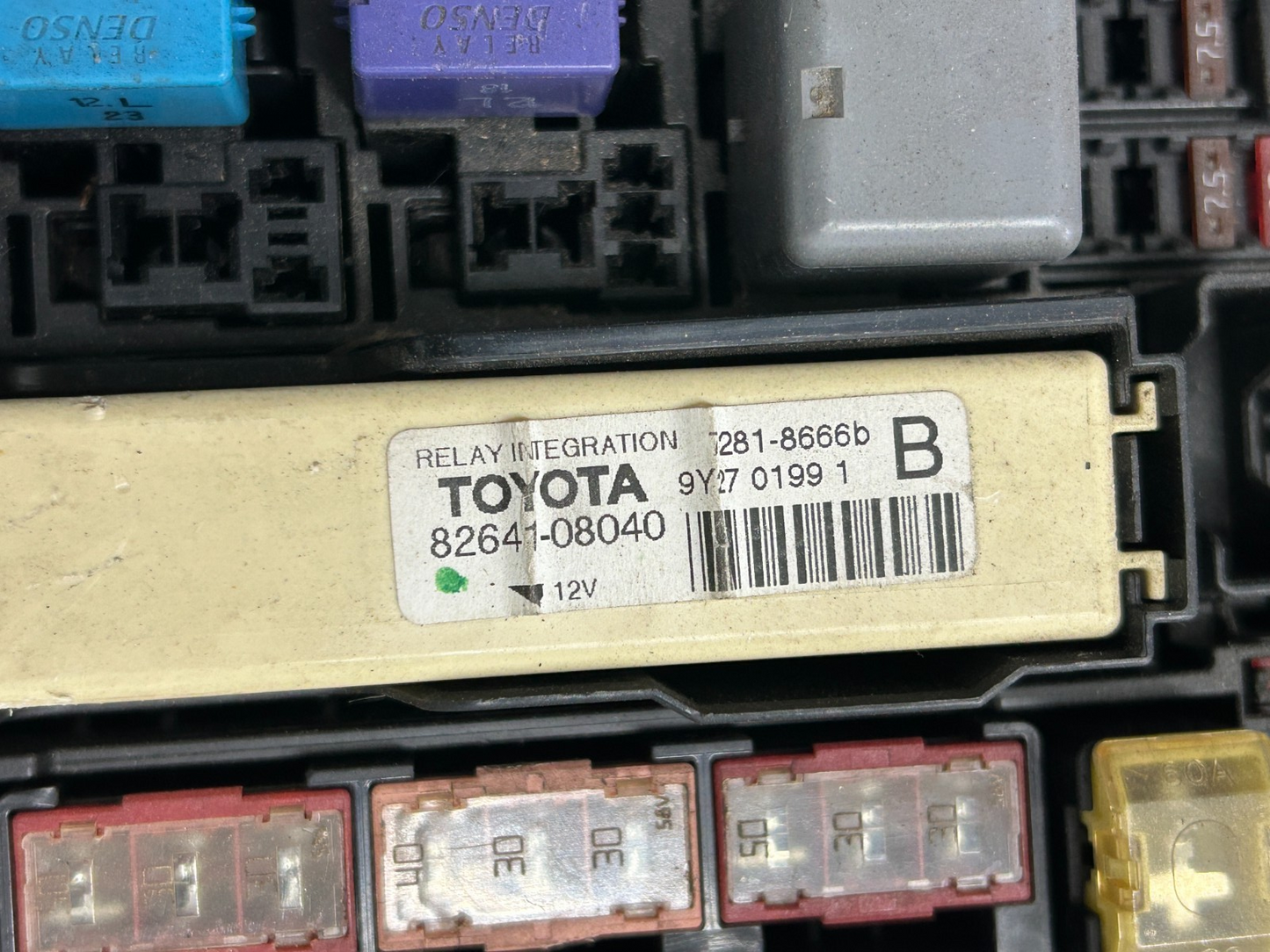 2011 Toyota Sienna Engine Compartment Fuse Box Relay Block Module OE 82641-08040