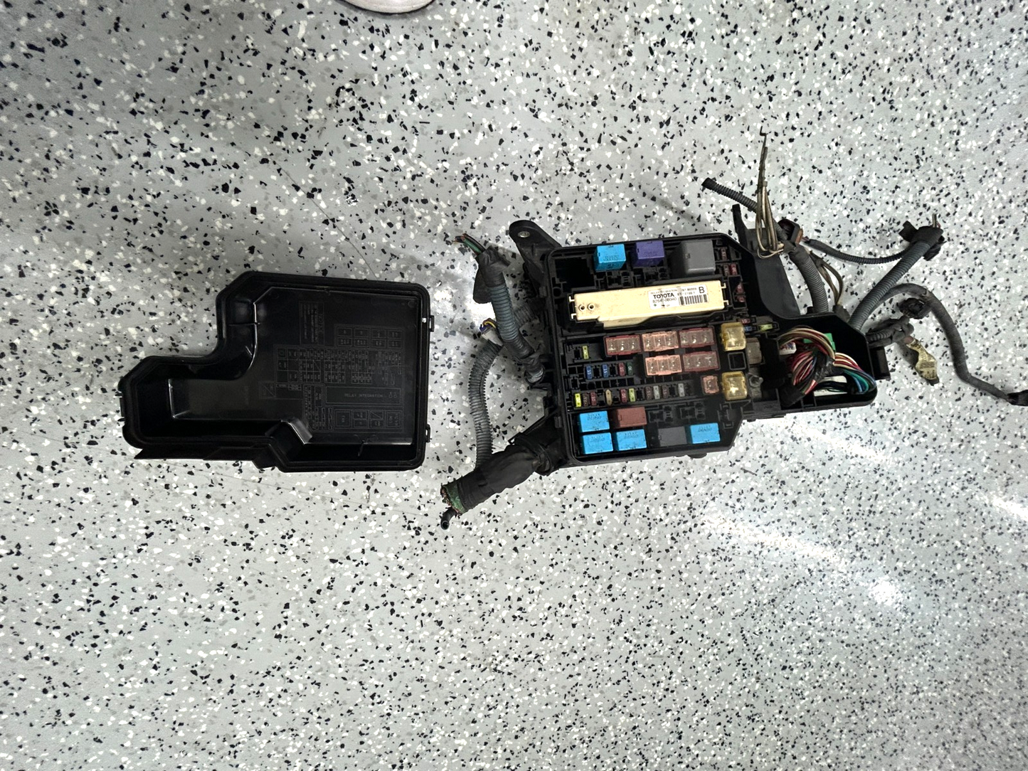 2011 Toyota Sienna Engine Compartment Fuse Box Relay Block Module OE 82641-08040