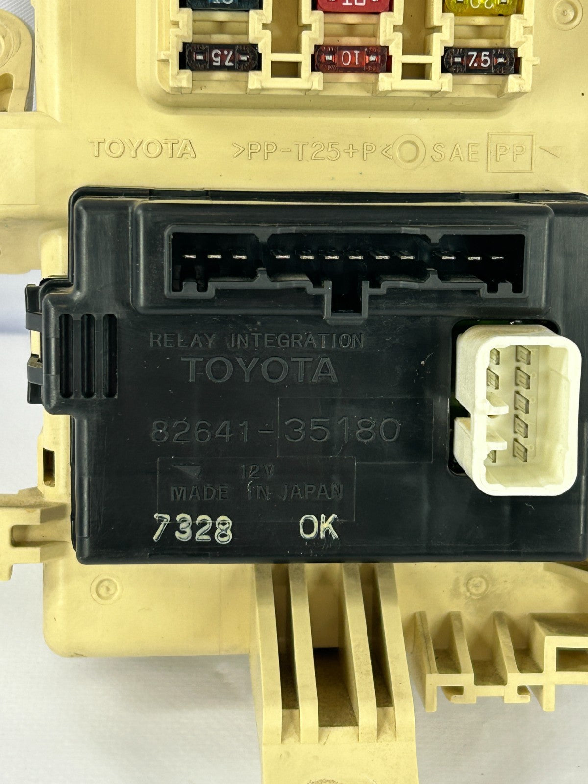 1996-1997 Toyota 4Runner Under Dash Fuse Relay Junction Box OEM 82641-35180