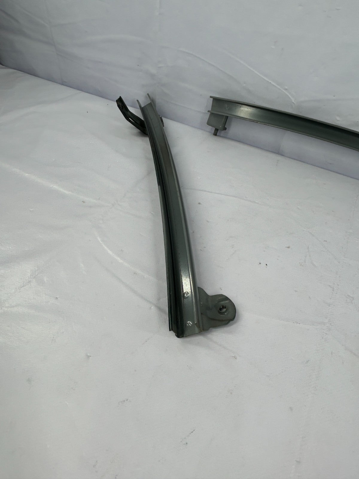 96-02 Toyota 4Runner Front Left Door Window Glass Guide Rail Track 67402-35040