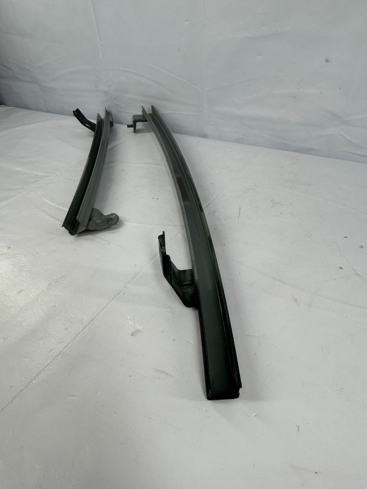 96-02 Toyota 4Runner Front Left Door Window Glass Guide Rail Track 67402-35040
